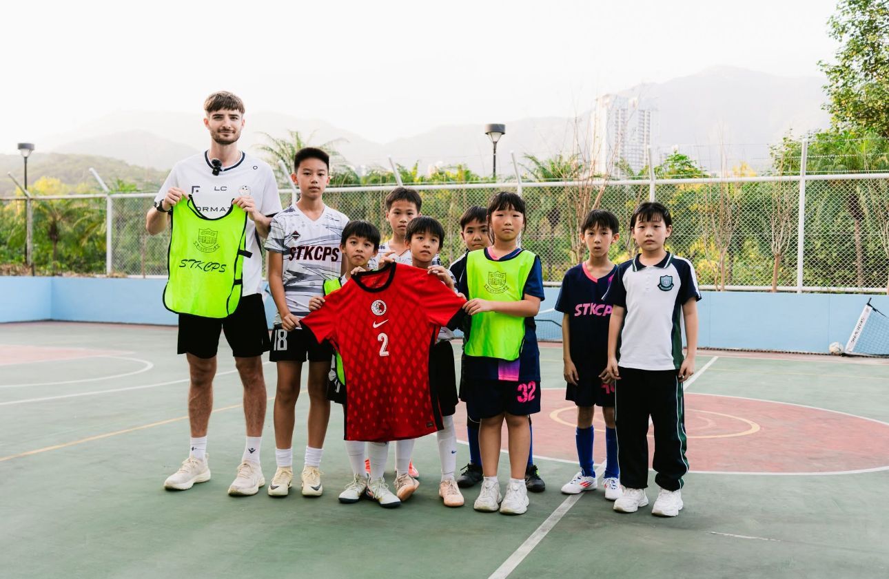 Futsal team in bibs on court